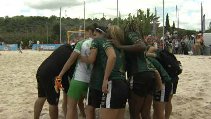 Las jugadoras del Cacereña celebran la victoria ante Roses