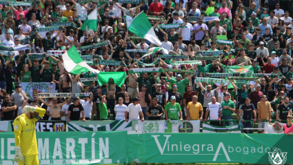 La afición del Cacereño en el choque ante el Recreativo.