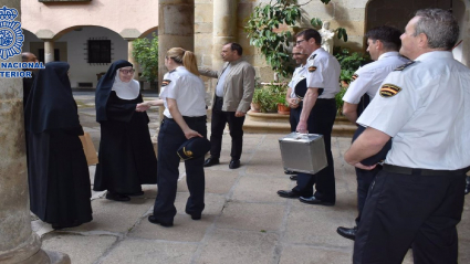 Policía Nacional entrega cáliz de oro en Cáceres