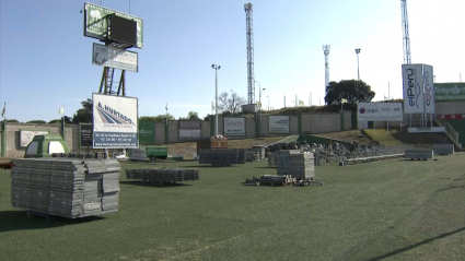 Instalación de las gradas supletorias en el Príncipe Felipe