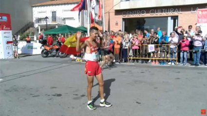 Houssame Benabbou alzando la bandera de España