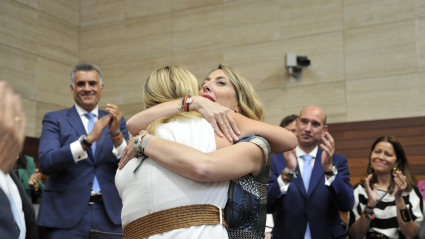 María Guardiola, presidenta electa de la Junta de Extremadura, abraza a Blanca Martín, presidenta de la Junta de Extremadura