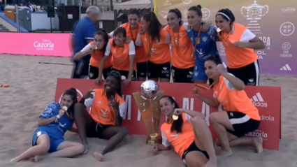 Las jugadores del Femenino Cáceres posan con el trofeo