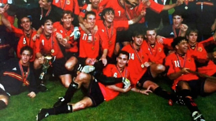 Ito posa junto a sus compañeros tras conquistar la Euro sub-21 de 1998