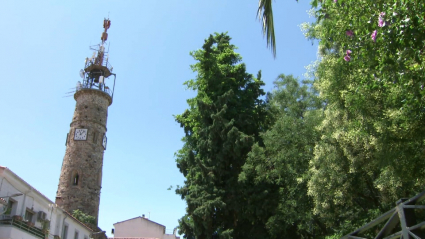 Torre del Trabajo de Cáceres con antenas de televisión