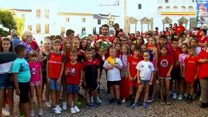 Álvaro Martín Uriol en la Plaza de España de Llerena, rodeado de niños