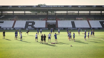 Entrenamiento del Mérida en el Romano