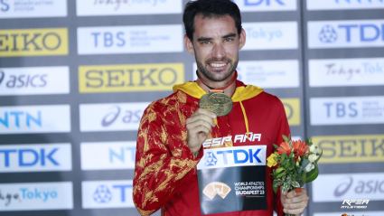 Álvaro Martín Uriol con el oro mundial del cuello.