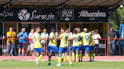 Los jugadores del Villafranca celebran el primer gol ante el Jerez.