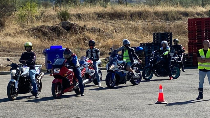 Moteros haciendo practicas de seguridad vial 