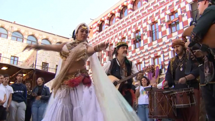 Ambiente con bailarines esta mañana en Almossassa