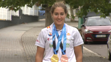 Estefanía Fernández con las medallas del Mundial