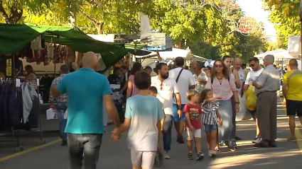 Centenares de personas visitan los expositores de Zafra