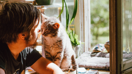 Un joven con su gato