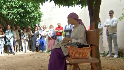 Actriz interpretando a judía sefardí en ruta turística teatralizada.