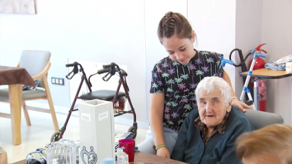 Una joven junto a su abuela