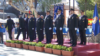 Agentes de la policía nacional recogiendo su medalla en Badajoz 