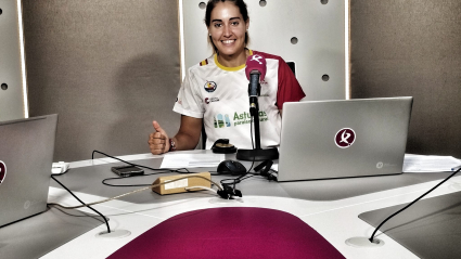 Estefanía Fernández en los estudios de Canal Extremadura Radio.