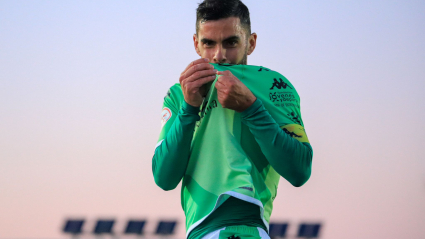 Ángel Pajuelo besándose el escudo del Villanovense.