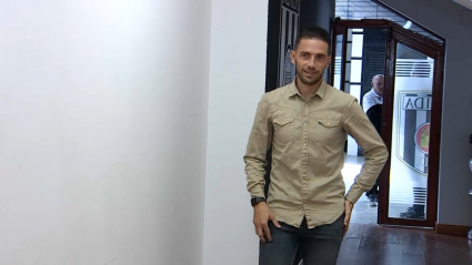 David Rocha llegando a la sala de prensa