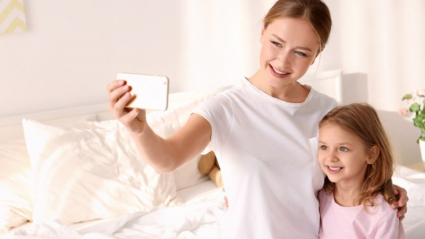 Madre con su hija haciéndose un "selfie"