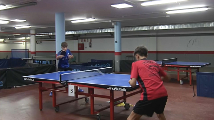 Hijos de Juan Bautista entrenado a tenis de mesa