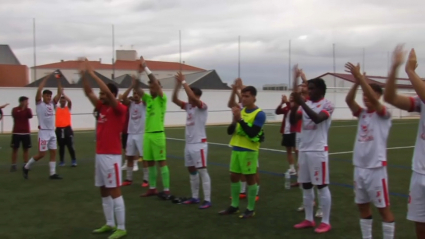 El Llerenense celebra la victoria con su afición