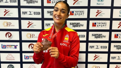 Paola García Lozano con la medalla de bronce