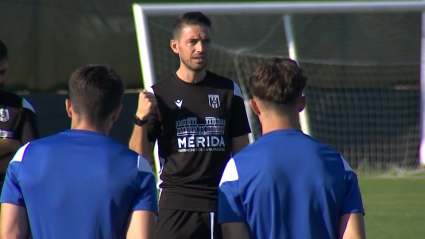 David Rocha en el entrenamiento del Mérida esta mañana