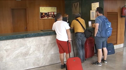Turistas en el Puente del Pilar