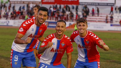 Osama, Álex Benítez y Ponce celebran uno de los triunfos del Don Benito.