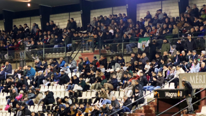 La afición del Mérida en el choque ante el Recreativo en el Romano.