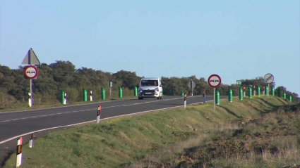 Balizas en la carretera de Cáceres a Miajadas