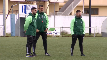 El cuerpo técnico del Badajoz durante un momento del entrenamiento de hoy