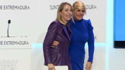 María Guardiola y Elena Manzano tras la rueda de prensa del Consejo de Gobierno