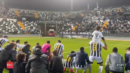 EL BAdajoz celebra con su afición la victoria ante el Cacereño