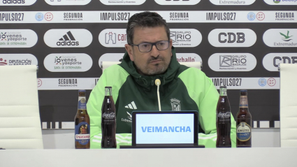 Iñaki Alonso, técnico del CD Badajoz, en rueda de prensa.