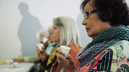 Mujer participando en una cata de aceite 