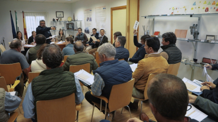 Ganaderos participando en una subasta de duroc