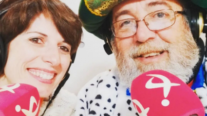 Juan Carlos Acosta con atuendo navideño y Ana Gragera