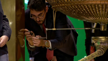 Momento en el que reparan el bombo del Sorteo Extraordinario de Navidad. 