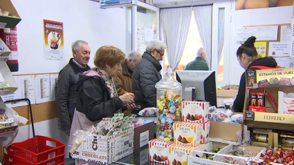Gente comprando en una tienda de alimentación de Badajoz