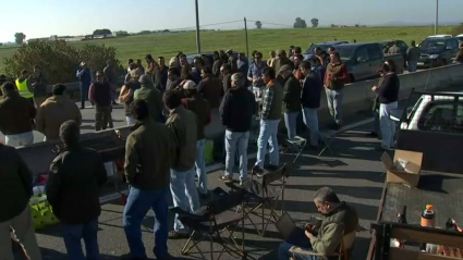 Agricultores portugueses cortan la A-5 en la frontera con Badajoz