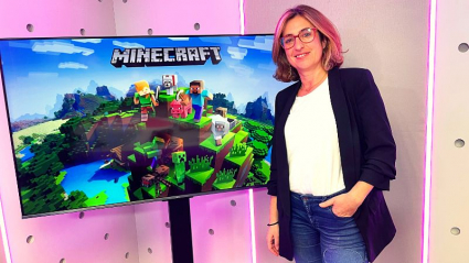 La presentadora de "Diario de una madre de provincias" junto a una imagen de Minecraft