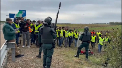 Primeros enfrentamientos serios entre manifestantes y agentes