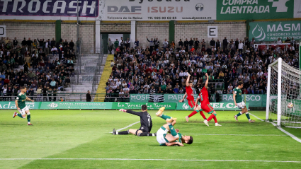 Momento del gol anulado a Techellea en el Cacereño-Badajoz.