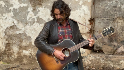 Jay Martín con su guitarra