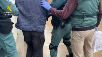 La Guardia Civil, durante la detención del autor confeso del crimen de Hinojal