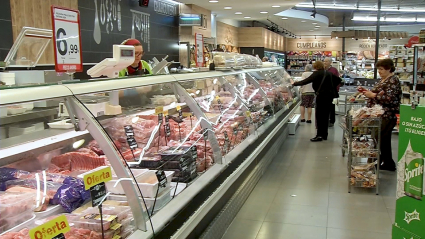 Mostrador de alimentos en un supermercado