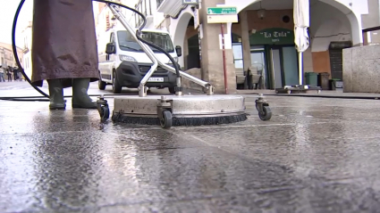 Máquina limpiadora de pavimentos de granito.